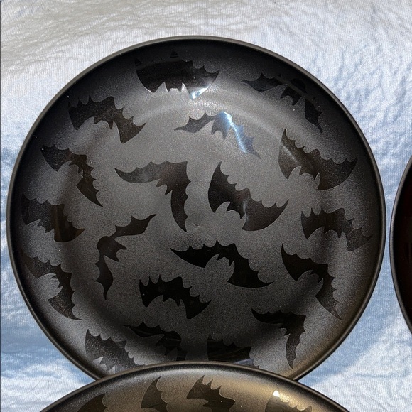 New Mainstays Set of 4 Black Bat Pattern Plastic Dinner Plates - Picture 3 of 13
